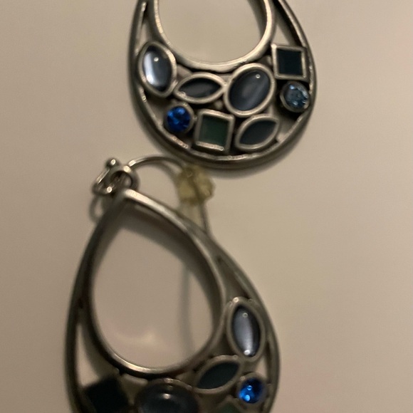 Elegant Silver and Blue Teardrop Fashion Earrings. EUC 1.5 in - Picture 5 of 5